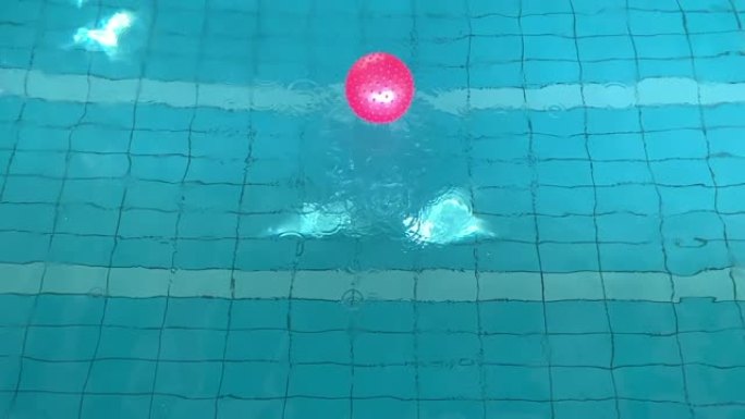 粉红色的球掉进水里