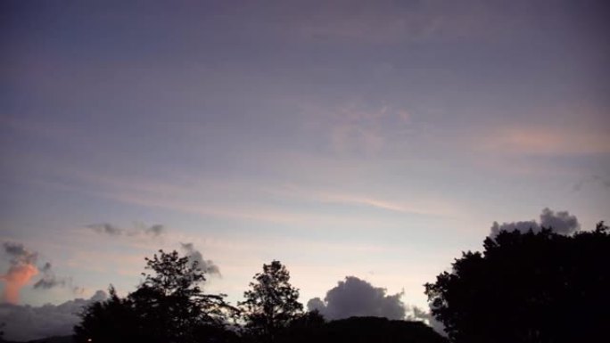 柔和的彩色天空和鸟类蝙蝠飞行美丽的日落日出天空云澳大利亚农村地区