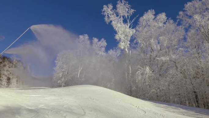 造雪系统。雪炮喷水造雪。