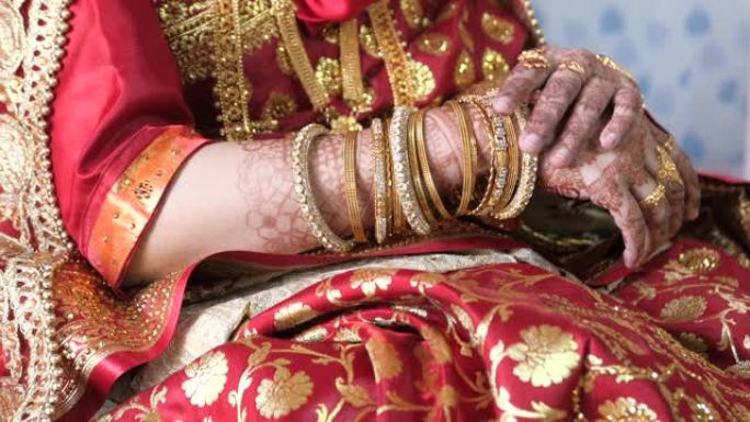 印度新娘手与珠宝的俯视图