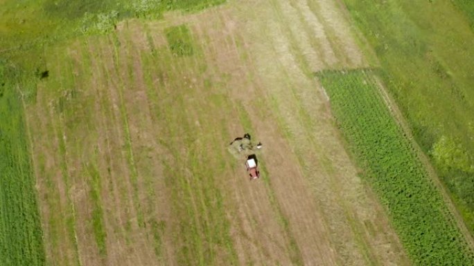 农民堆放干草红拖拉机空中高角度拍摄
