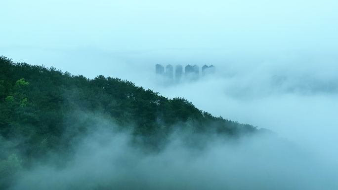 唯美意境的山顶雨雾城镇4K航拍