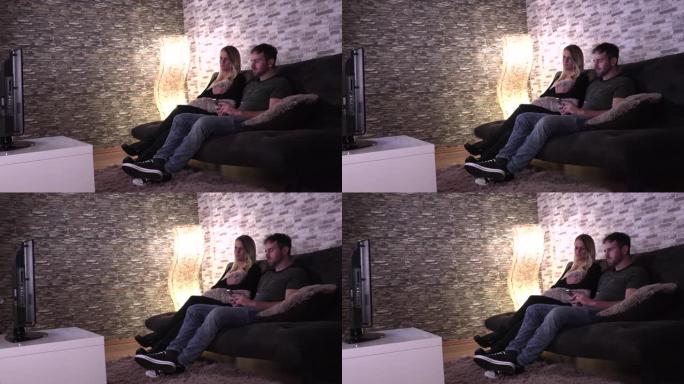 男朋友，一个男人和一个女孩在沙发上看新电影