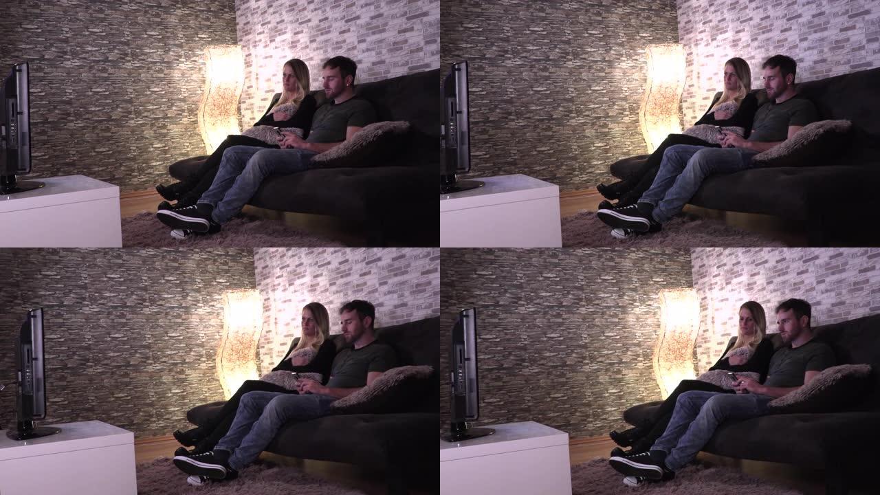 男朋友，一个男人和一个女孩在沙发上看新电影