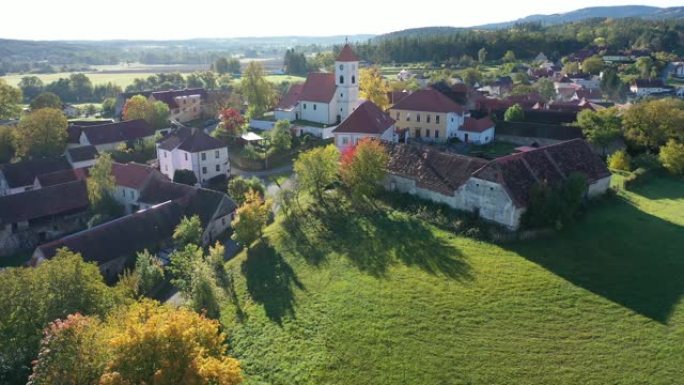 捷克卡科夫村与圣伦纳德教堂的景色