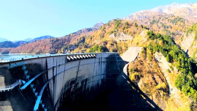 日本黑部水坝的高混凝土墙