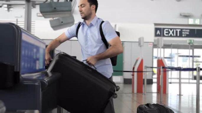 旅客在办理登机手续前在机场航站楼检查行李重量