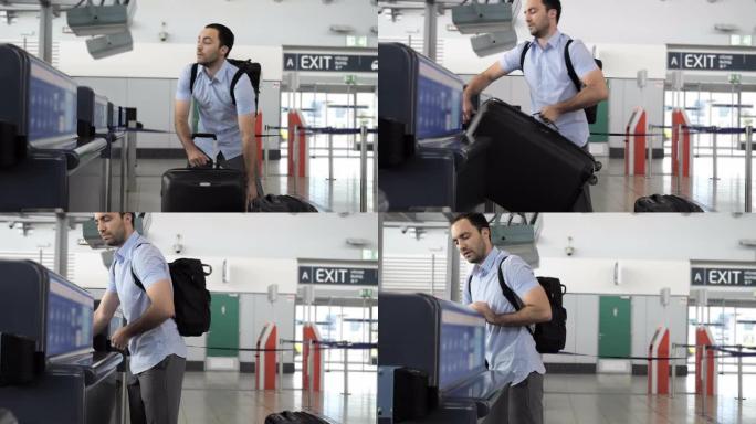 旅客在办理登机手续前在机场航站楼检查行李重量