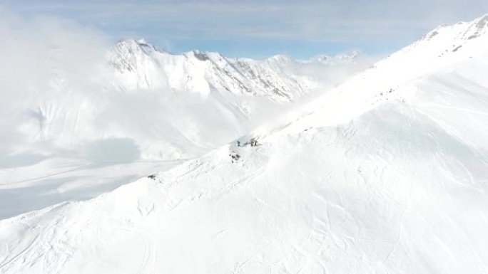 山顶上的一群极端滑雪者。滑雪道斜坡上的自由行。俯视图。佐治亚州高加索山脉，滑雪胜地古达里。