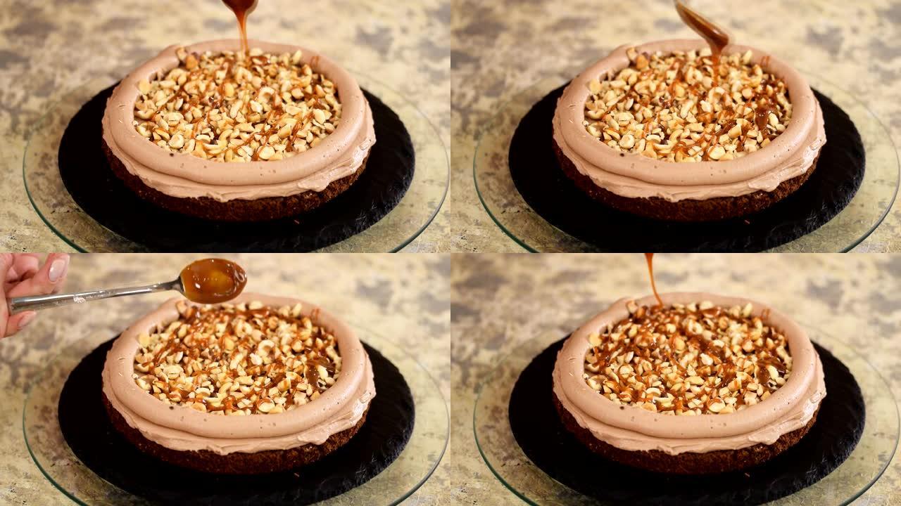 糕点师正在巧克力海绵蛋糕上倒焦糖。在面包店做蛋糕。