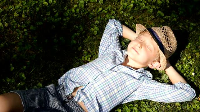 男孩躺在大树的阴影中斜视