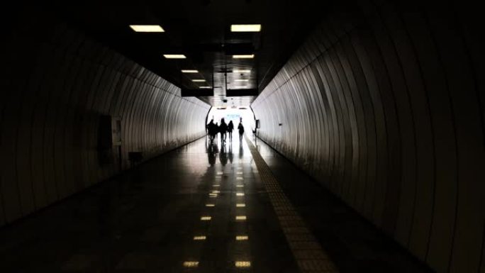 人们在隧道中行走行人背影走在隧道隧道背影