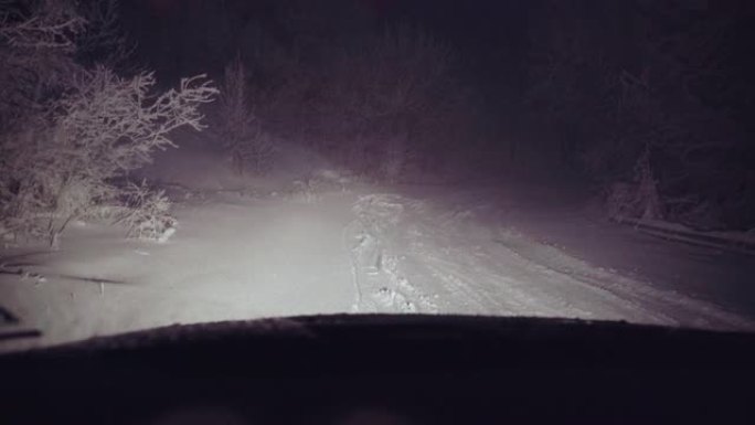 汽车视点。在雪地里开车。汽车在路上行驶。恶劣天气下偏僻的汽车问题。汽车保险。路上有一个女人。