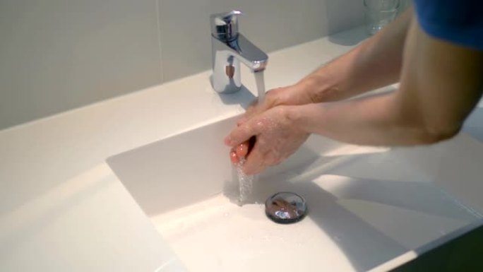 女人在4k慢动作60fps的故障水龙头在流水下洗手