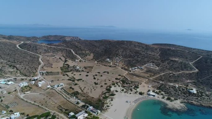 从天空看希腊基克拉泽斯的伊欧岛上的马格加纳里海滩
