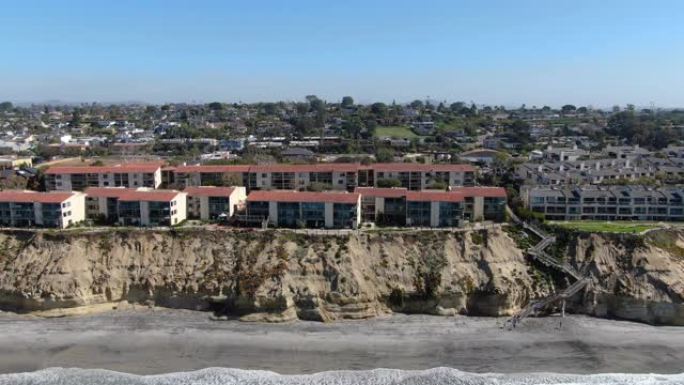 悬崖边缘海边典型社区公寓的鸟瞰图。加利福尼亚