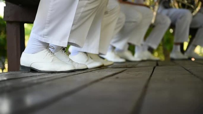 仪式上的鞋子和军乐队的腿的细节