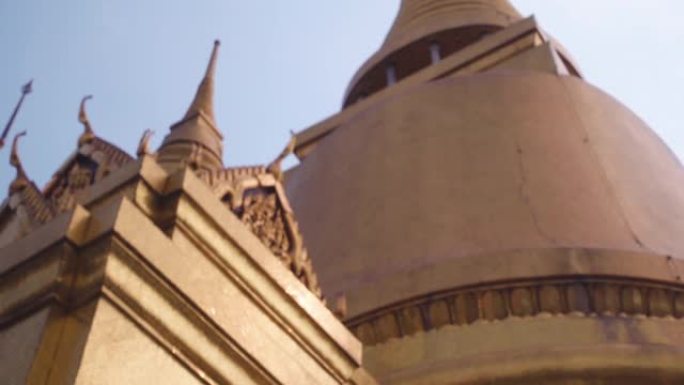 仰望泰国黄金帕多加建筑。泰国曼谷翡翠佛寺Phra Kaew。平移镜头