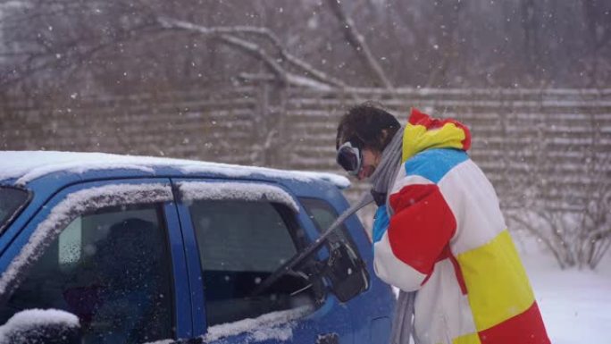 一个年轻人试图将滑雪板安装在一辆小汽车中，但他做不到。汽车空间不足的概念