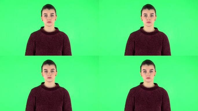漂亮女孩很生气。绿屏