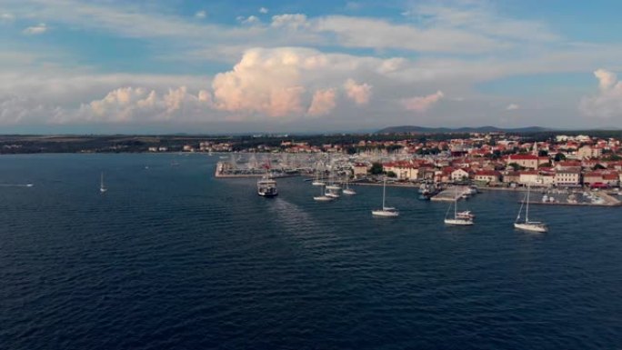 地中海中的帆船在扎达尔克罗地亚海岸外，有复制空间。