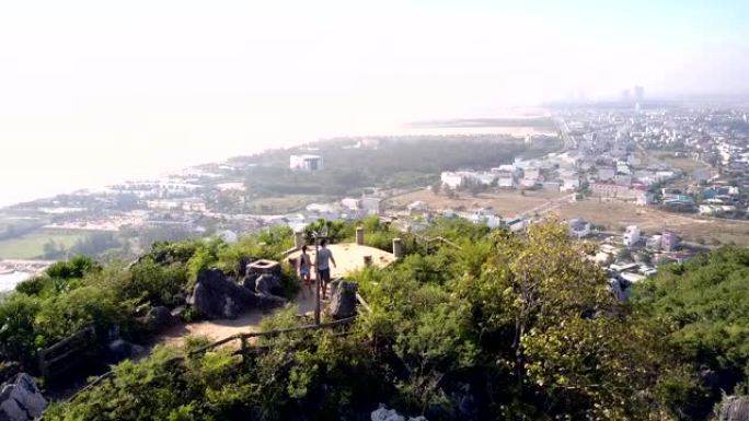 鸟瞰图男孩和女孩站在山顶观景台上