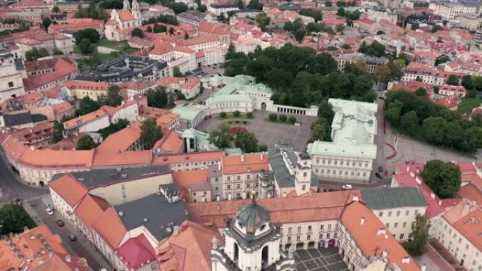 立陶宛维尔纽斯-2019年7月: 圣约翰教堂和总统官邸附近钟楼的空中俯视图。