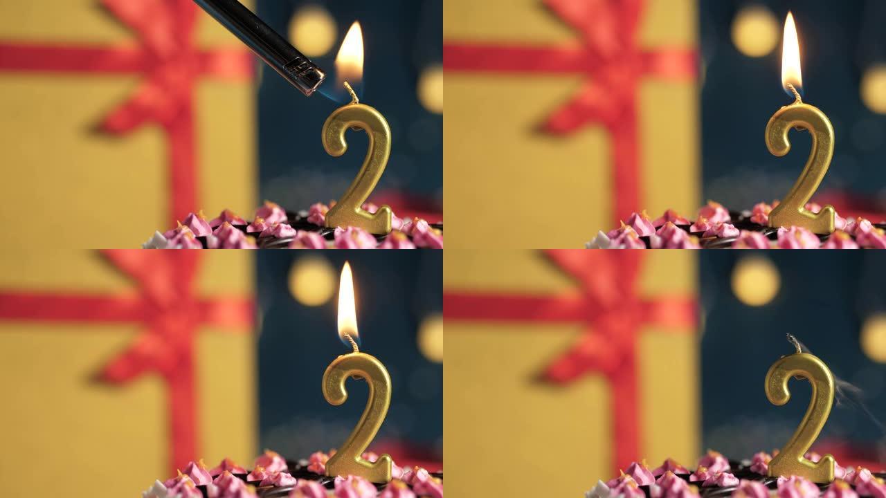 生日蛋糕2号点火器燃烧的金色蜡烛，蓝色背景礼物黄色盒子用红丝带绑起来。特写和慢动作