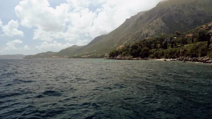 风景优美。岩石悬崖被清晰的地中海环绕。大自然中的美。希腊。4K