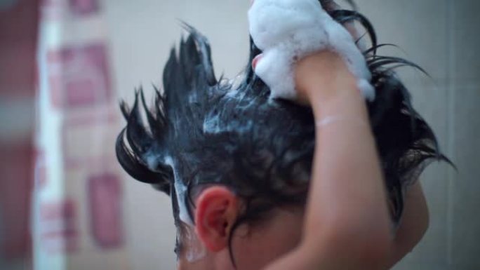 浴室里一个开朗的男孩用肥皂把头发弄成莫霍克族