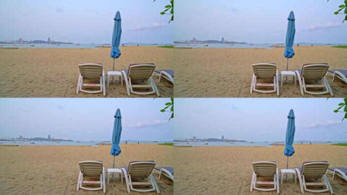 海滩上的沙滩椅与海洋背景