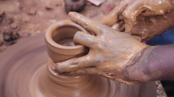 陶工制作陶器的手和手指姿势最终出错