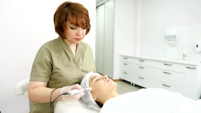 穿着绿色外套的女士在脸上做微晶换肤手术
