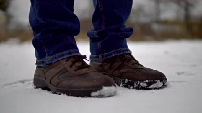 一个人的脚从寒冷中冻结并从脚转移到脚