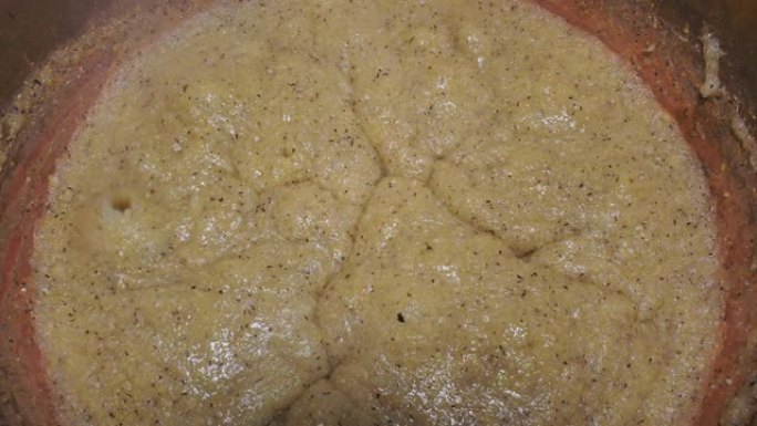 在铜锅中煮熟的黄色玉米粥。意大利北部的传统食品