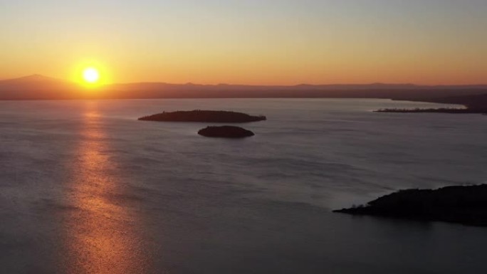 意大利卡斯蒂廖内德尔拉戈的日落湖特拉西米诺水鸟瞰图