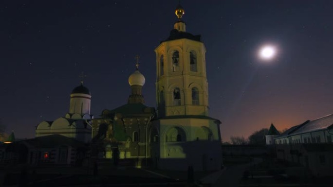夜间的古代俄罗斯修道院。定性延时，无闪烁。