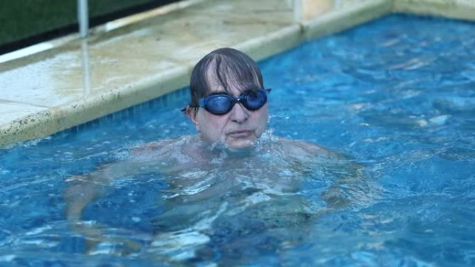 老人在游泳池旁游泳，抱着游泳池边深呼吸
