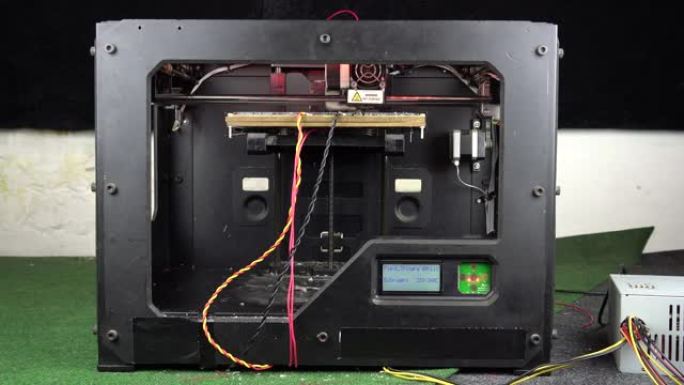 3D打印机头正在运行。3D diy打印机打印塑料机械零件。一款开源diy 3d打印机正在打印齿轮和滑