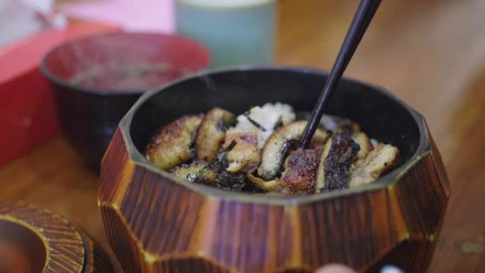 顶部饭碗 (donburi) 上的鳗鱼 (Unagi)