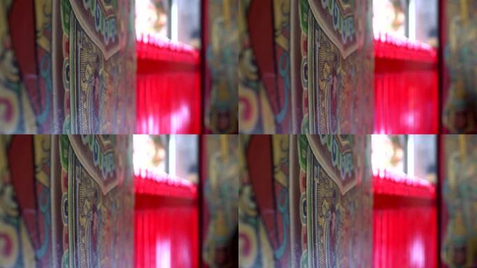 中国寺庙的彩门和红色木栏杆。