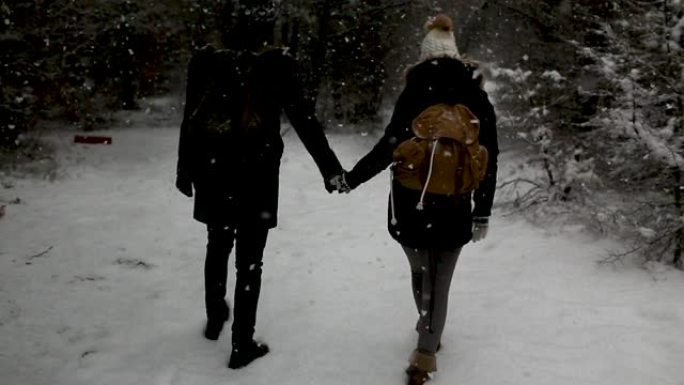 人，季节，爱情和休闲概念-幸福的情侣在冬天的户外拥抱和欢笑