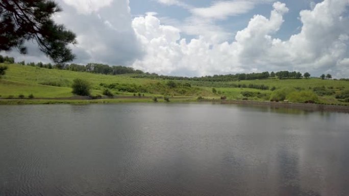 乡村农场漂亮的小湖，大自然中明媚的夏日，缓慢的平移镜头