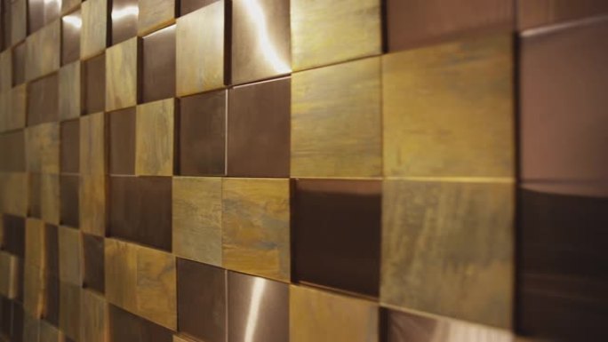 4k金色或铜方形背景。抽象3D金色金属立方体。墙壁用金、铜或金属砖、盒子。在红龙电影摄像机上拍摄。