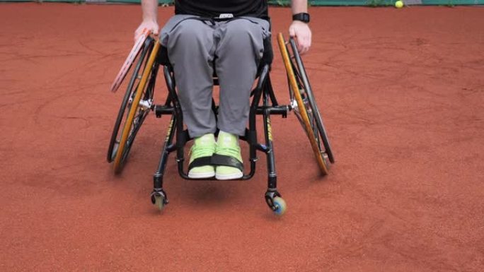 残疾人在户外打轮椅网球