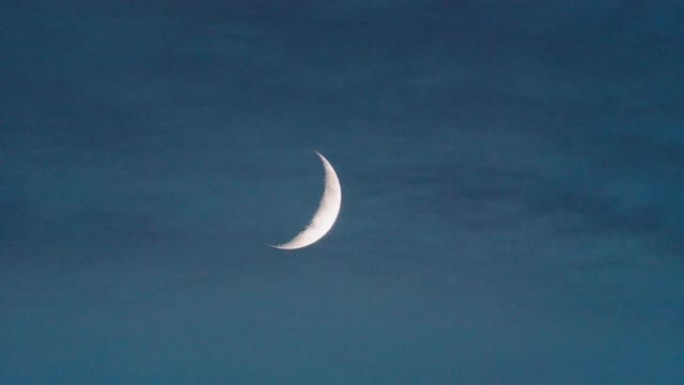 地平线上的明月。月光和快速移动的云。