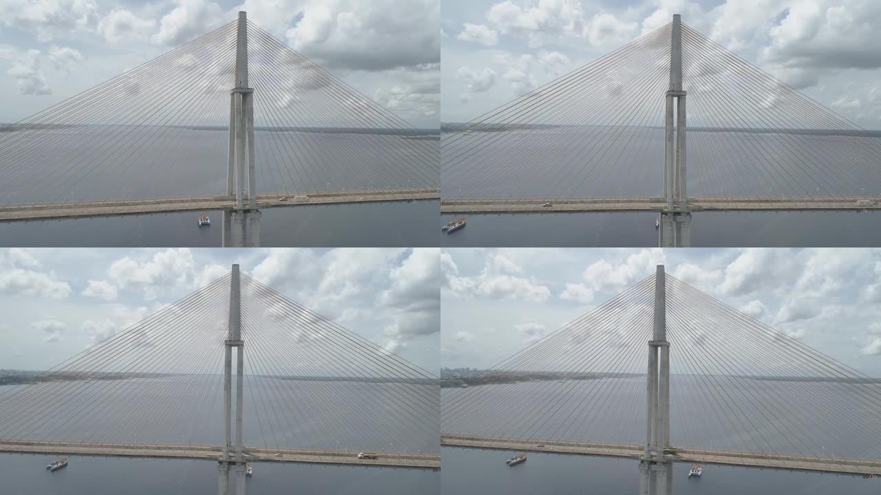 在穿越拉索的里约内格罗大桥 (Rio Negro Bridge) 旁边的汽车旁边低空的天线，该桥连接
