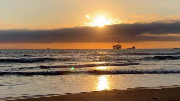 从亨廷顿海滩 (Huntington Beach) 可以欣赏到海上石油钻机平台上的壮丽日落