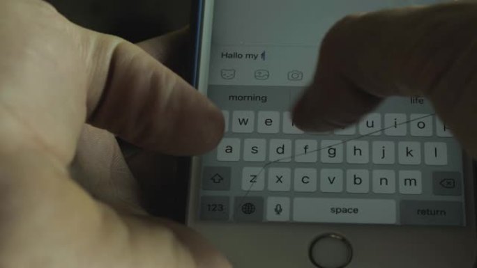 详细视图。男性手指在电话上用英语输入信息。男子在智能手机上输入短信，特写。电影4k视频