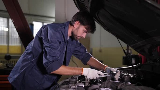 汽车维修专家更换汽车机油滤清器